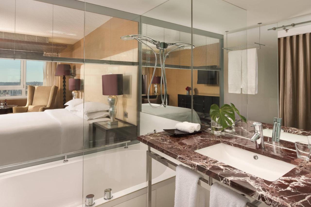 Club Queen Room