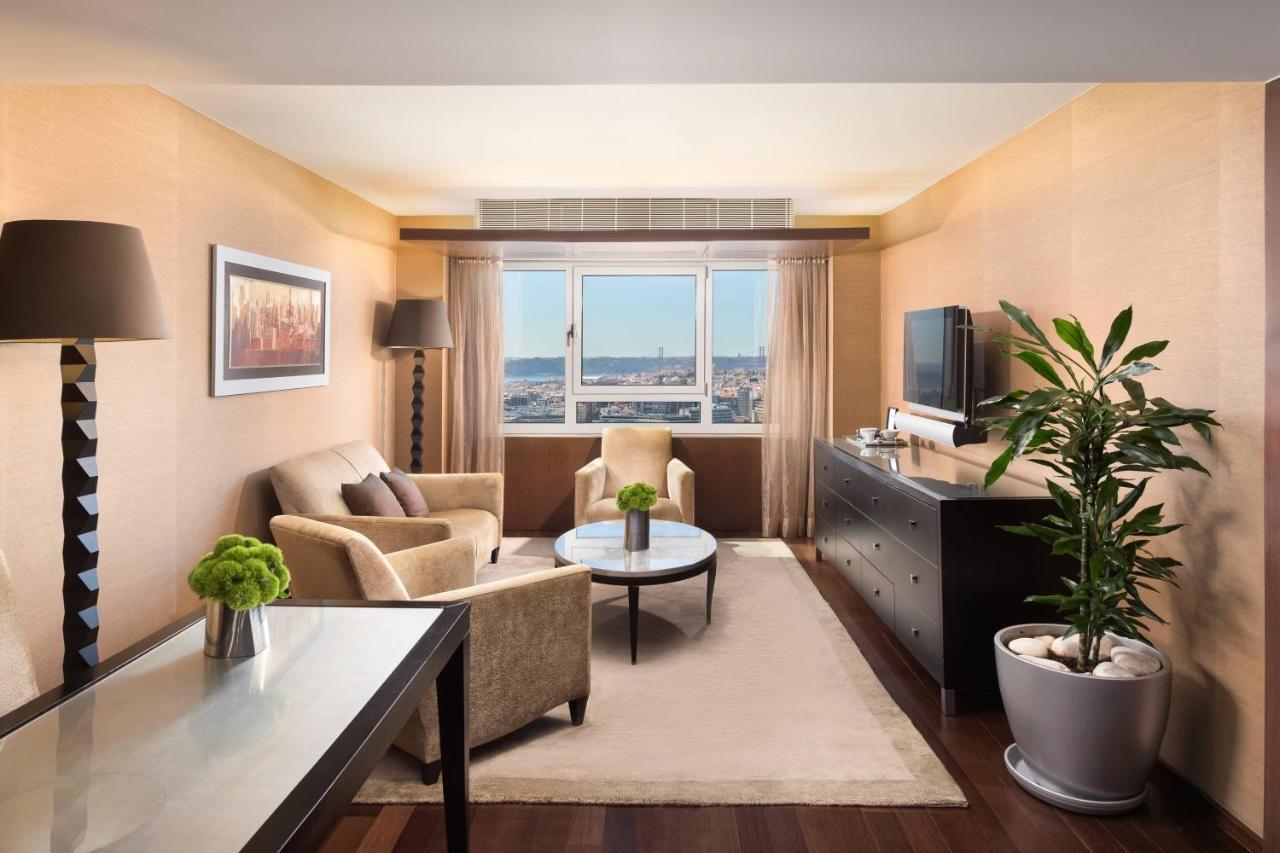 Executive Suite, Club lounge access, 1 Queen, Skyline view